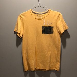 Men’s yellow graphic tee